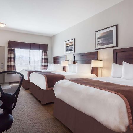 Ramada By Wyndham Creston Hotel Bagian luar foto