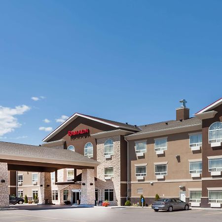 Ramada By Wyndham Creston Hotel Bagian luar foto