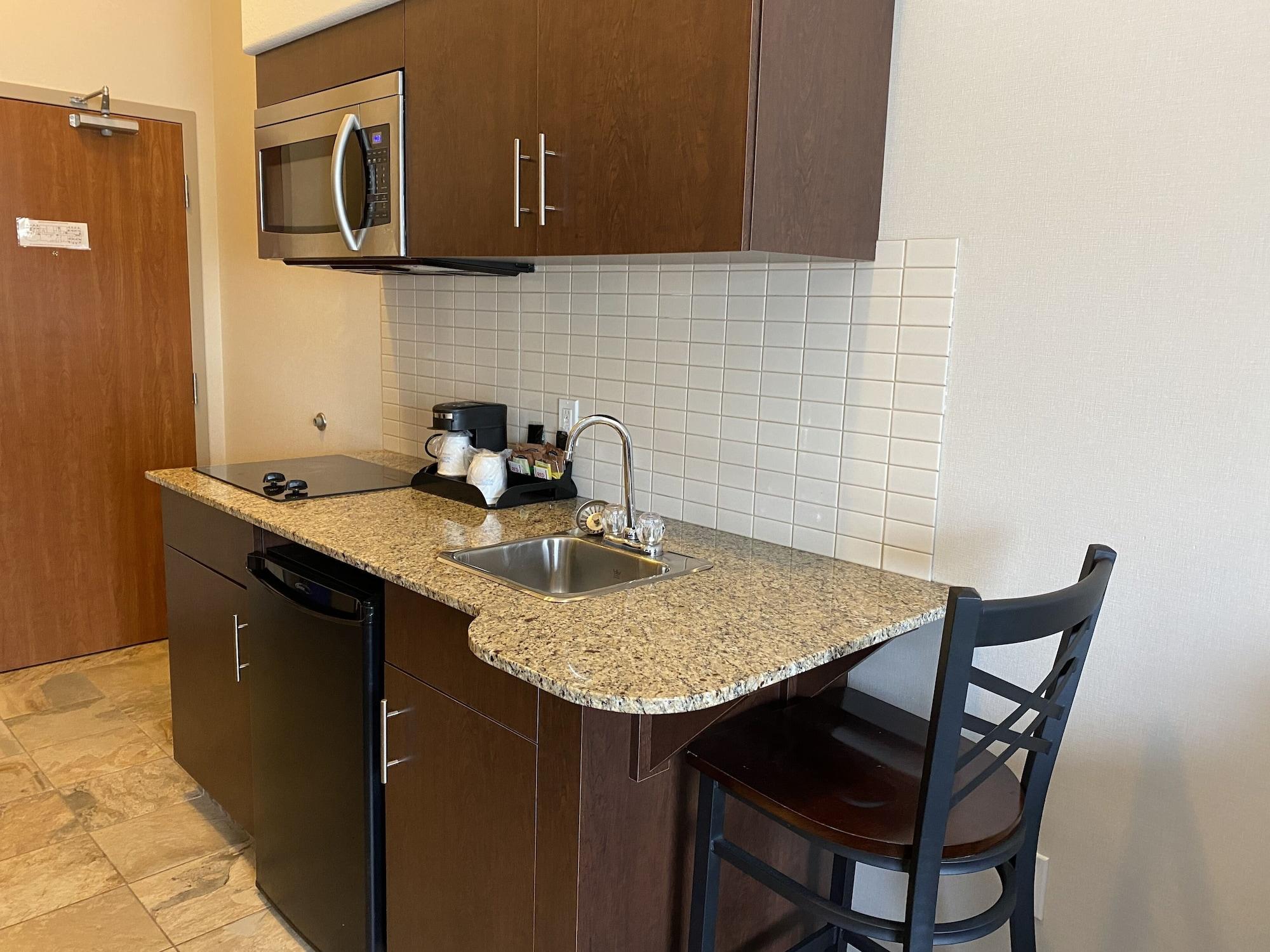 Ramada By Wyndham Creston Hotel Bagian luar foto