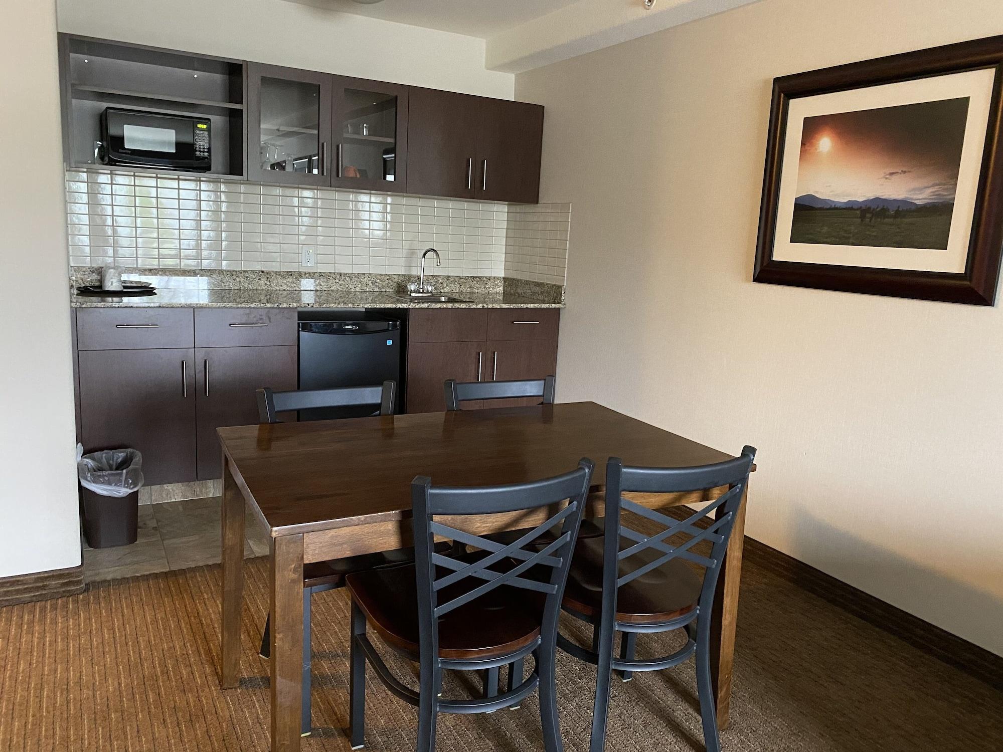 Ramada By Wyndham Creston Hotel Bagian luar foto