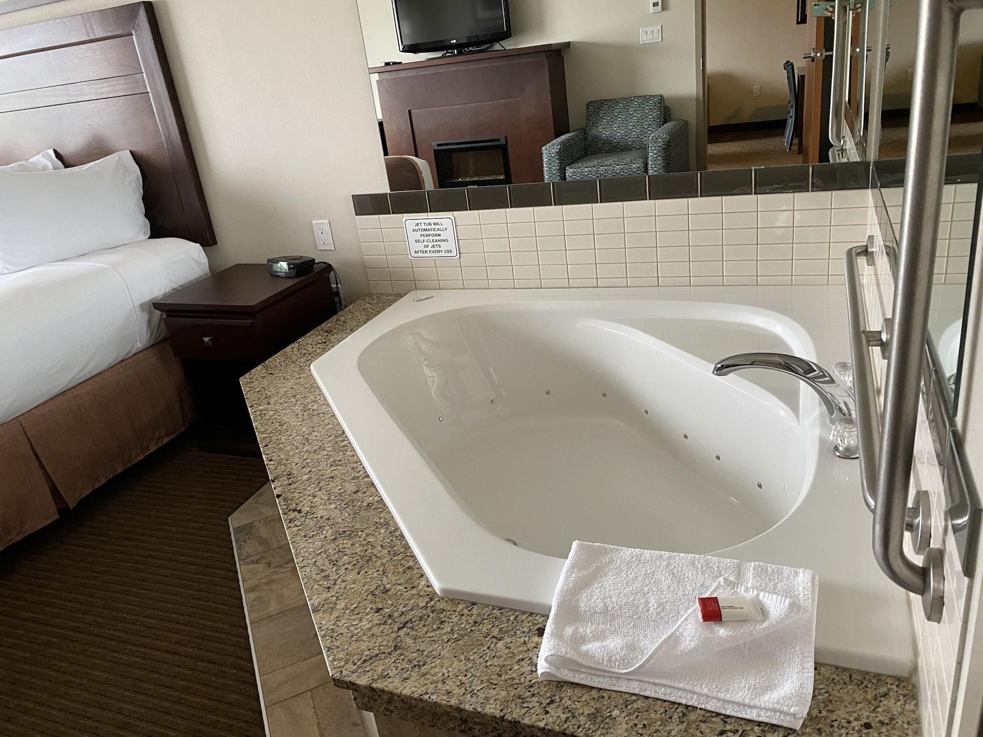 Ramada By Wyndham Creston Hotel Bagian luar foto