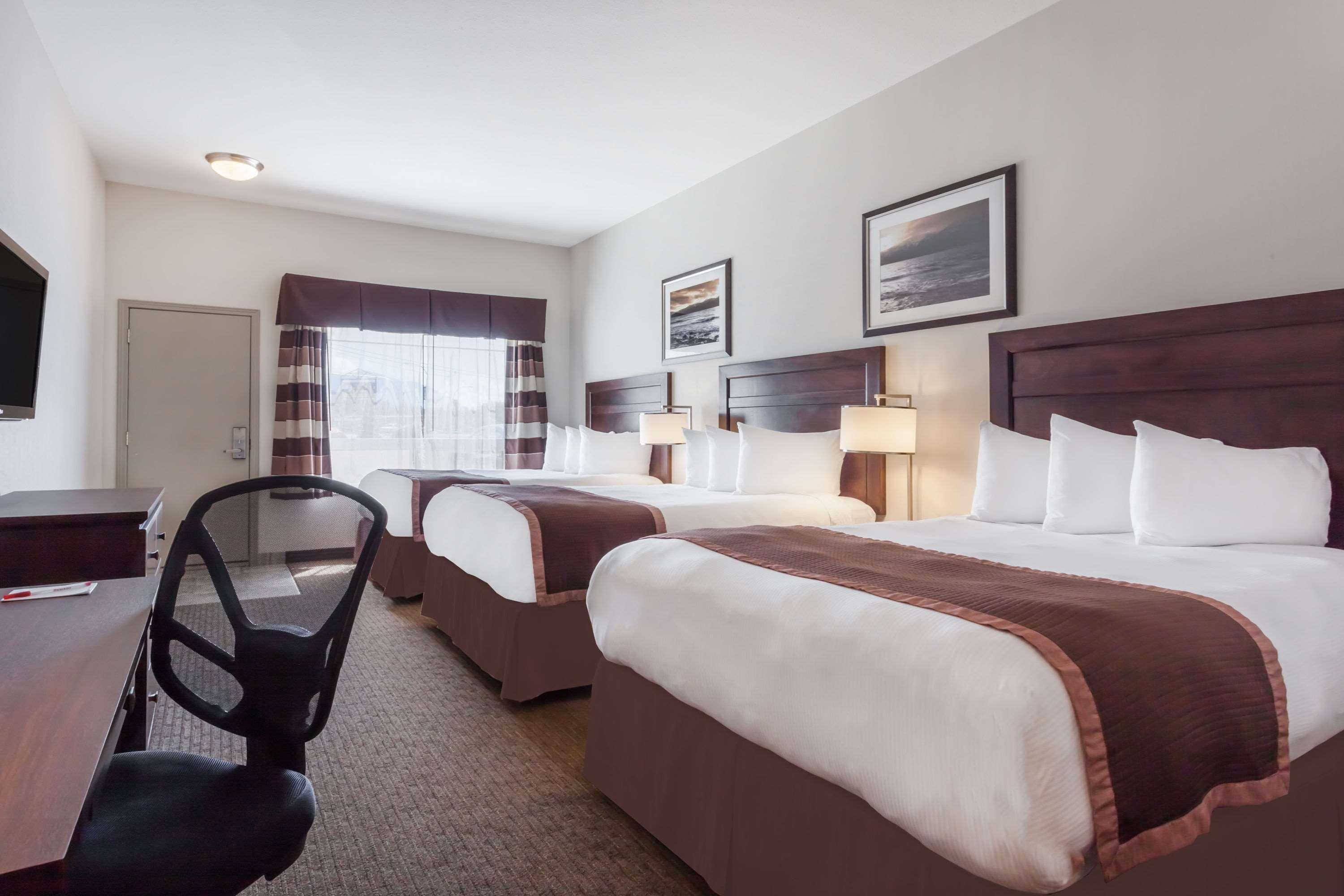 Ramada By Wyndham Creston Hotel Bagian luar foto
