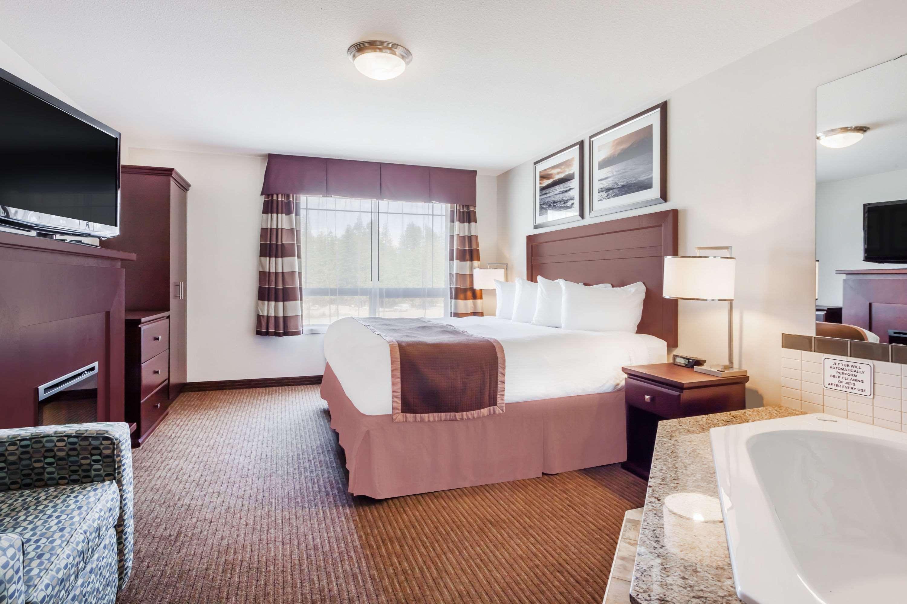Ramada By Wyndham Creston Hotel Bagian luar foto