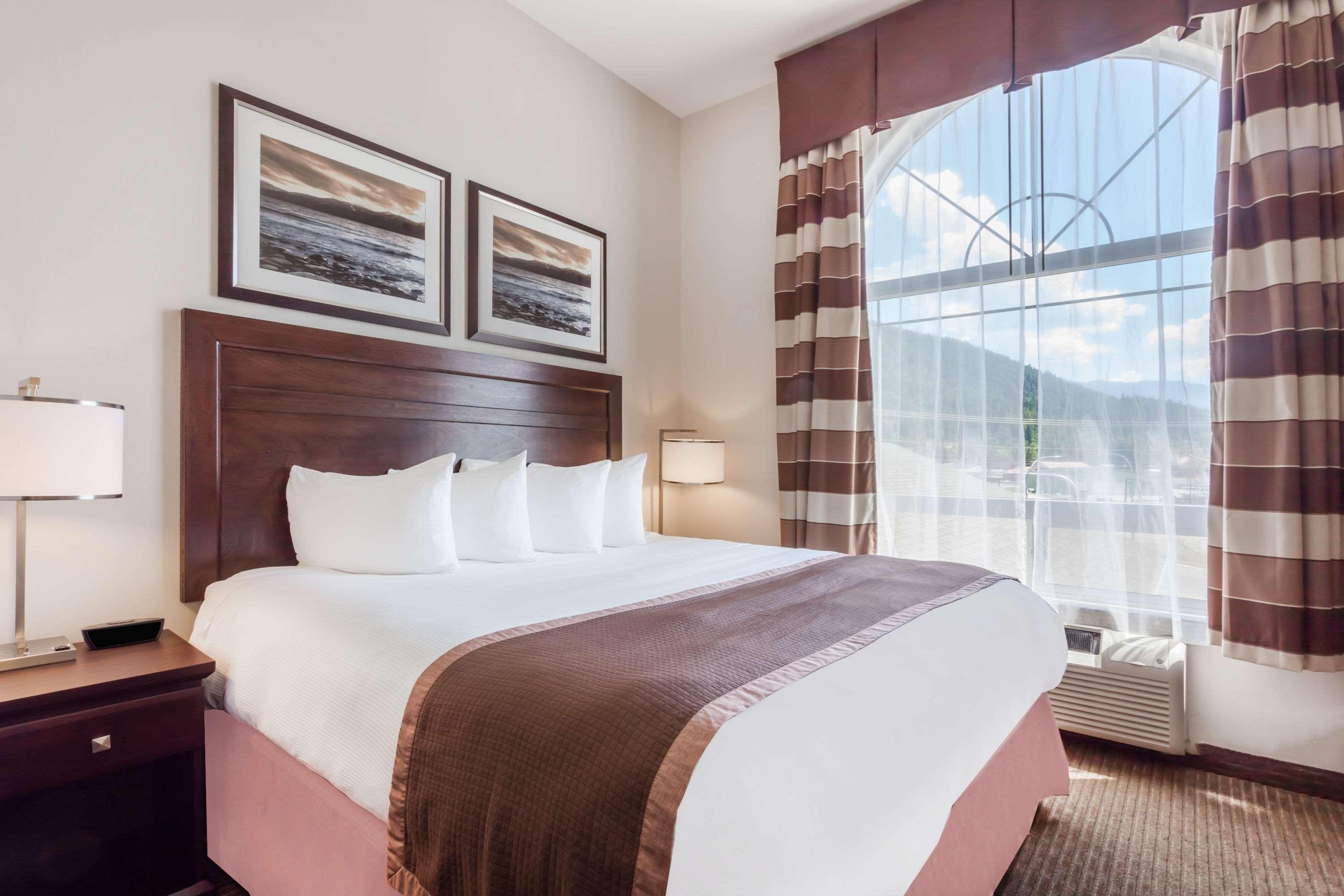 Ramada By Wyndham Creston Hotel Bagian luar foto