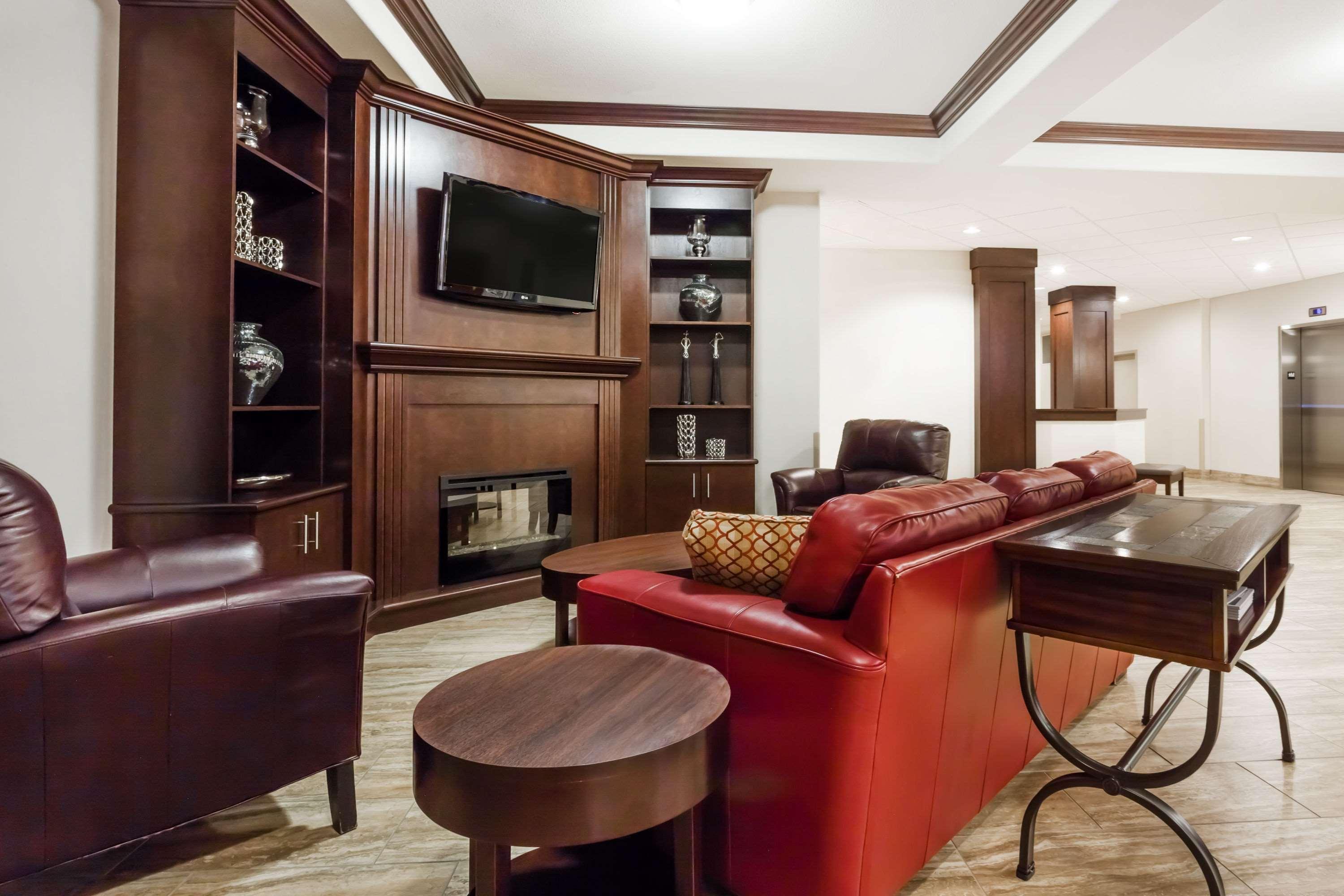 Ramada By Wyndham Creston Hotel Bagian luar foto