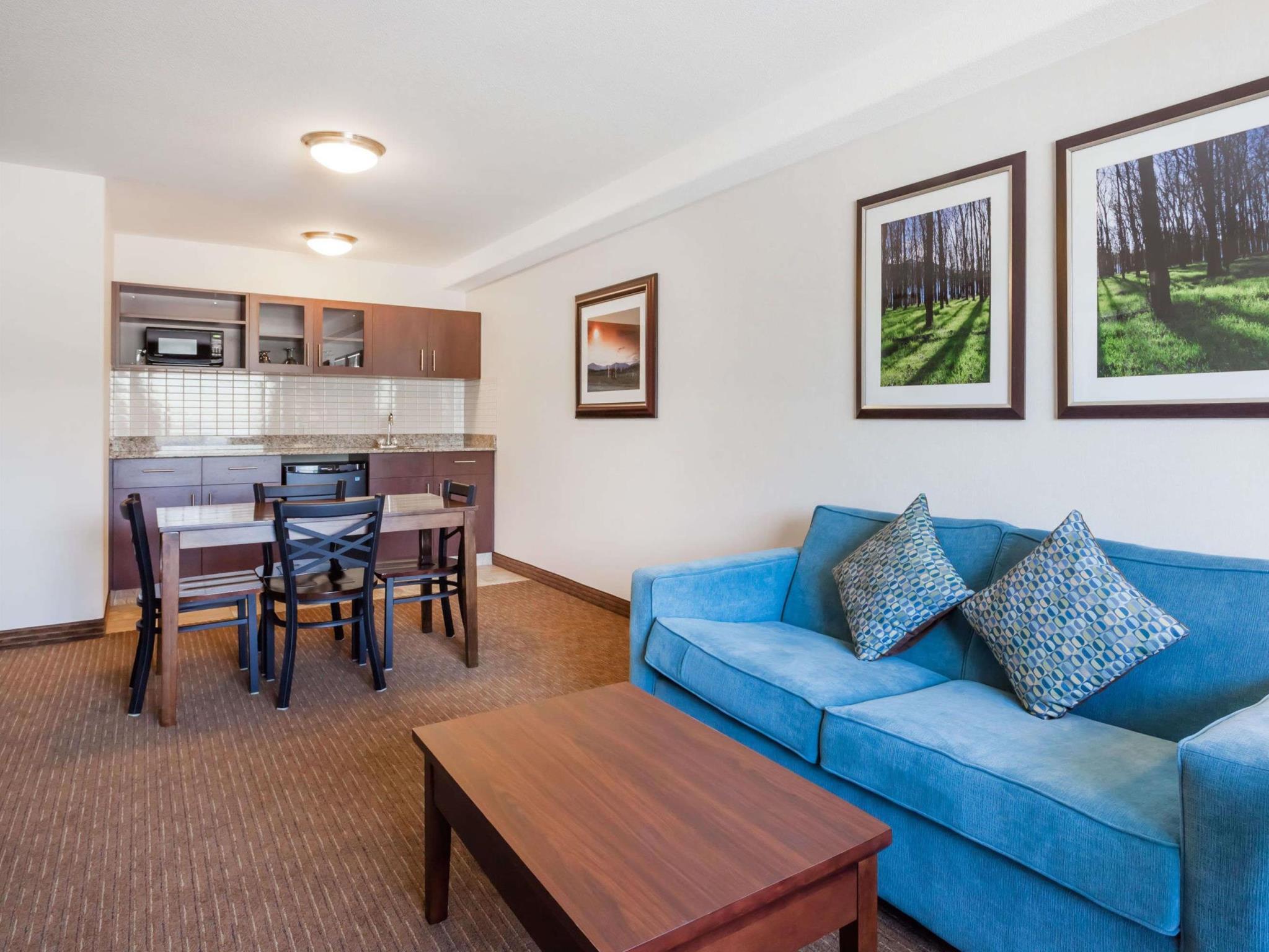 Ramada By Wyndham Creston Hotel Bagian luar foto