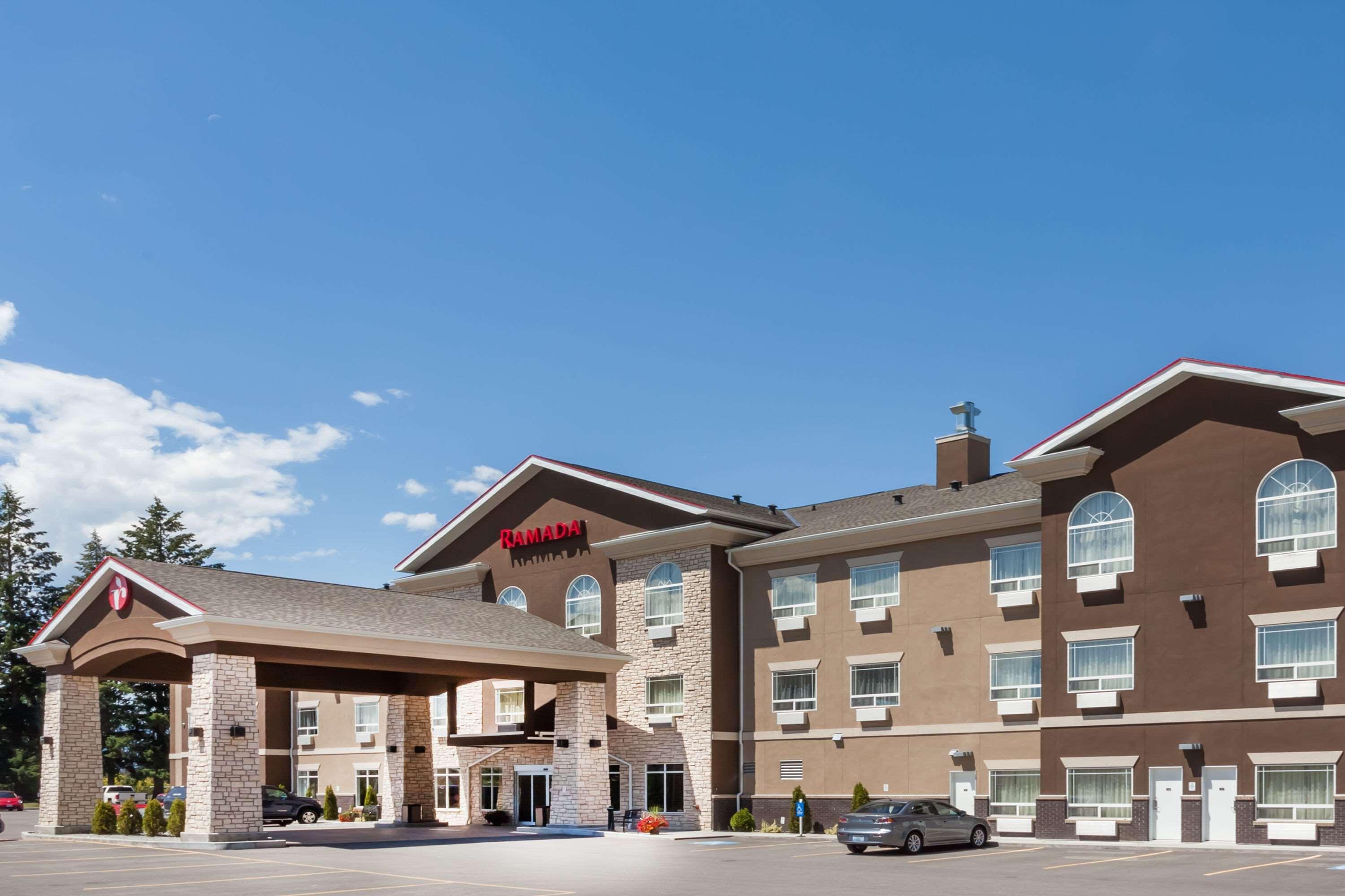 Ramada By Wyndham Creston Hotel Bagian luar foto