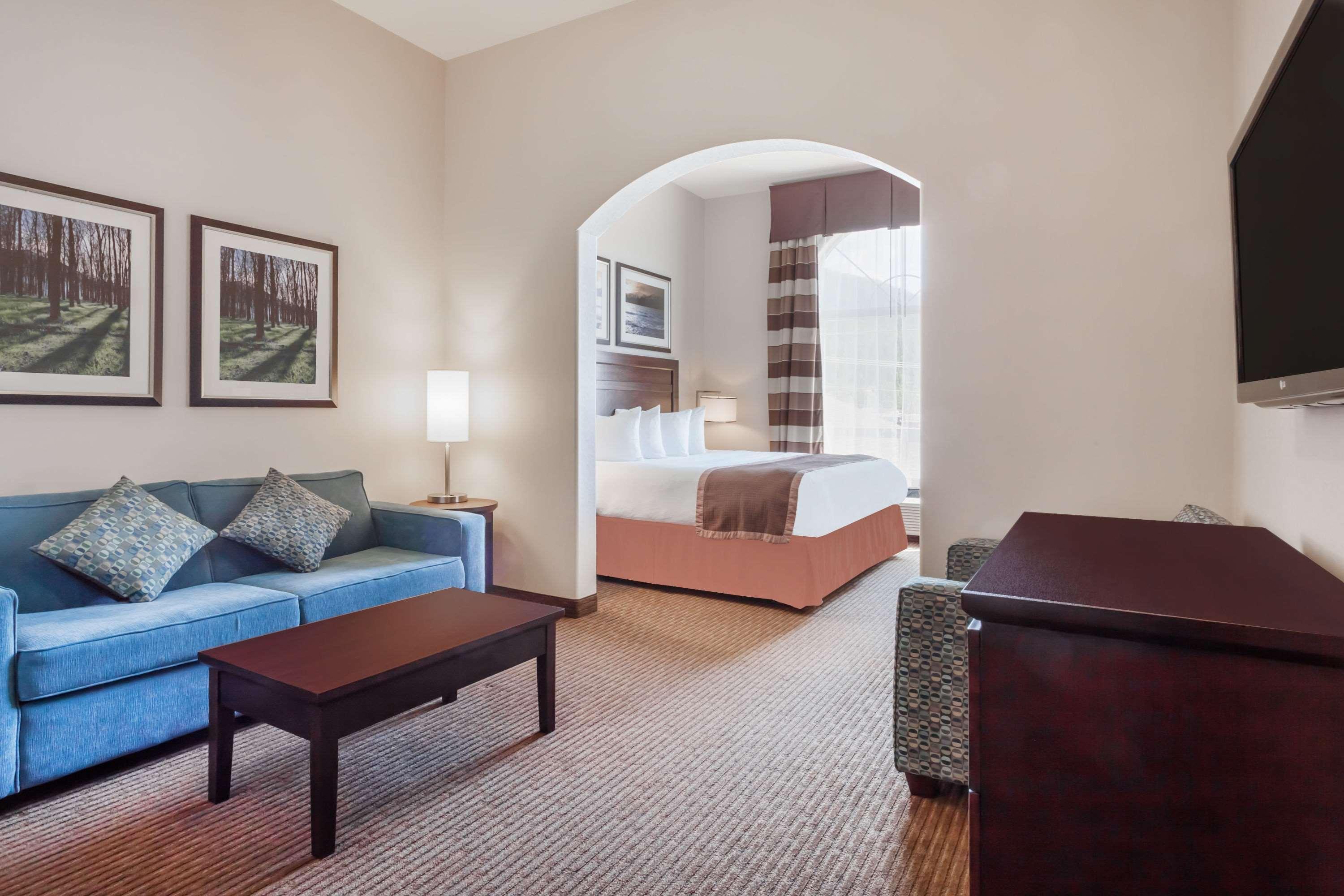 Ramada By Wyndham Creston Hotel Bagian luar foto