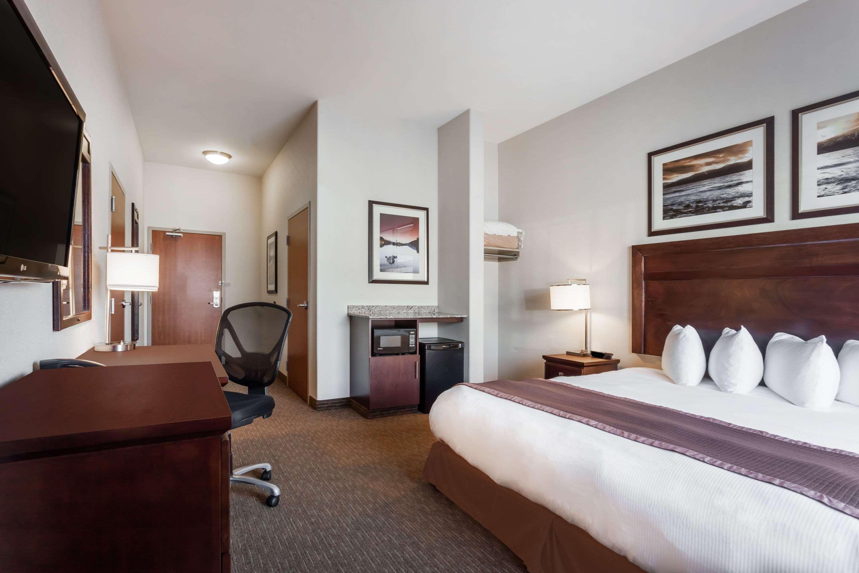 Ramada By Wyndham Creston Hotel Bagian luar foto