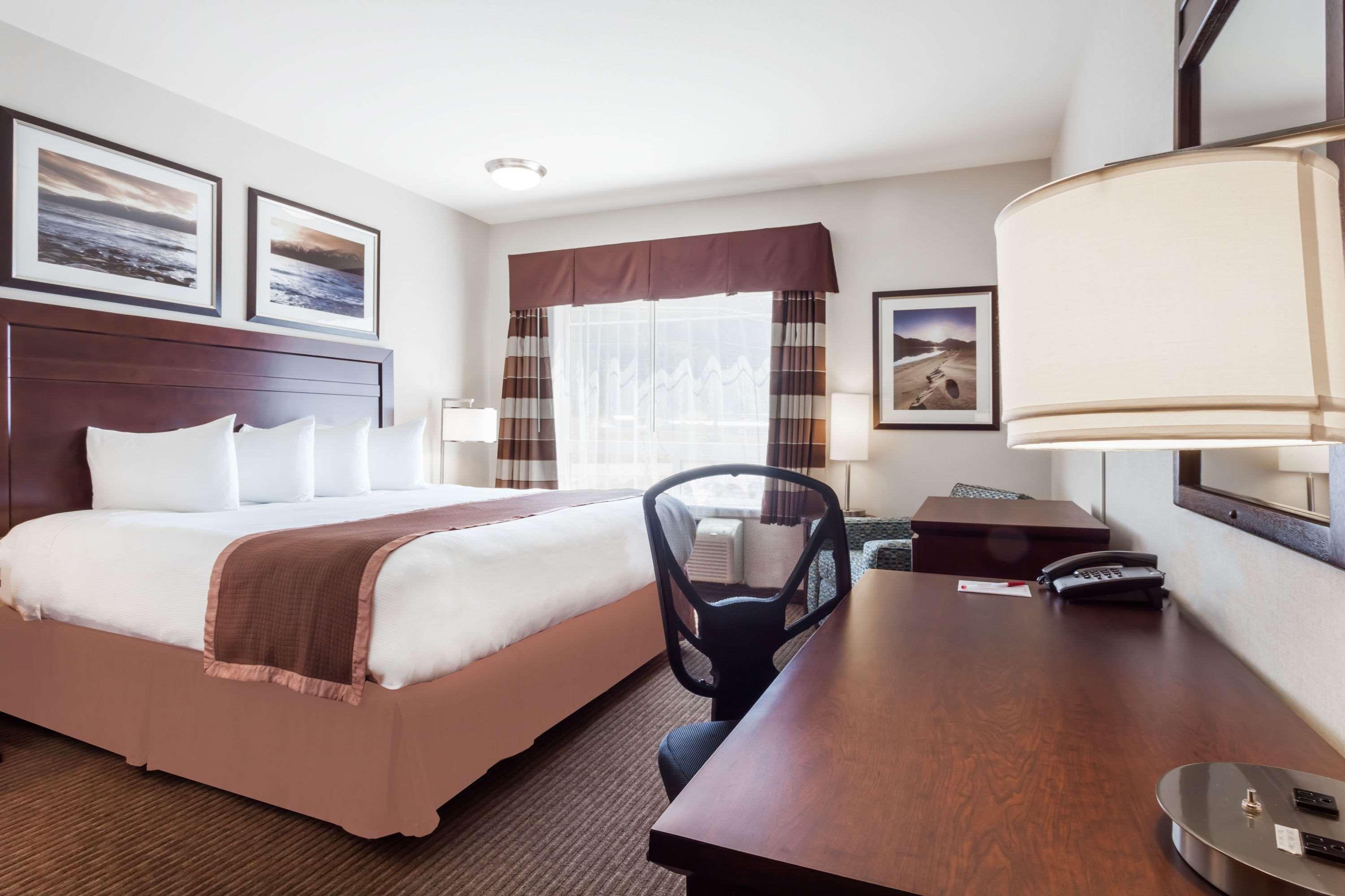 Ramada By Wyndham Creston Hotel Bagian luar foto