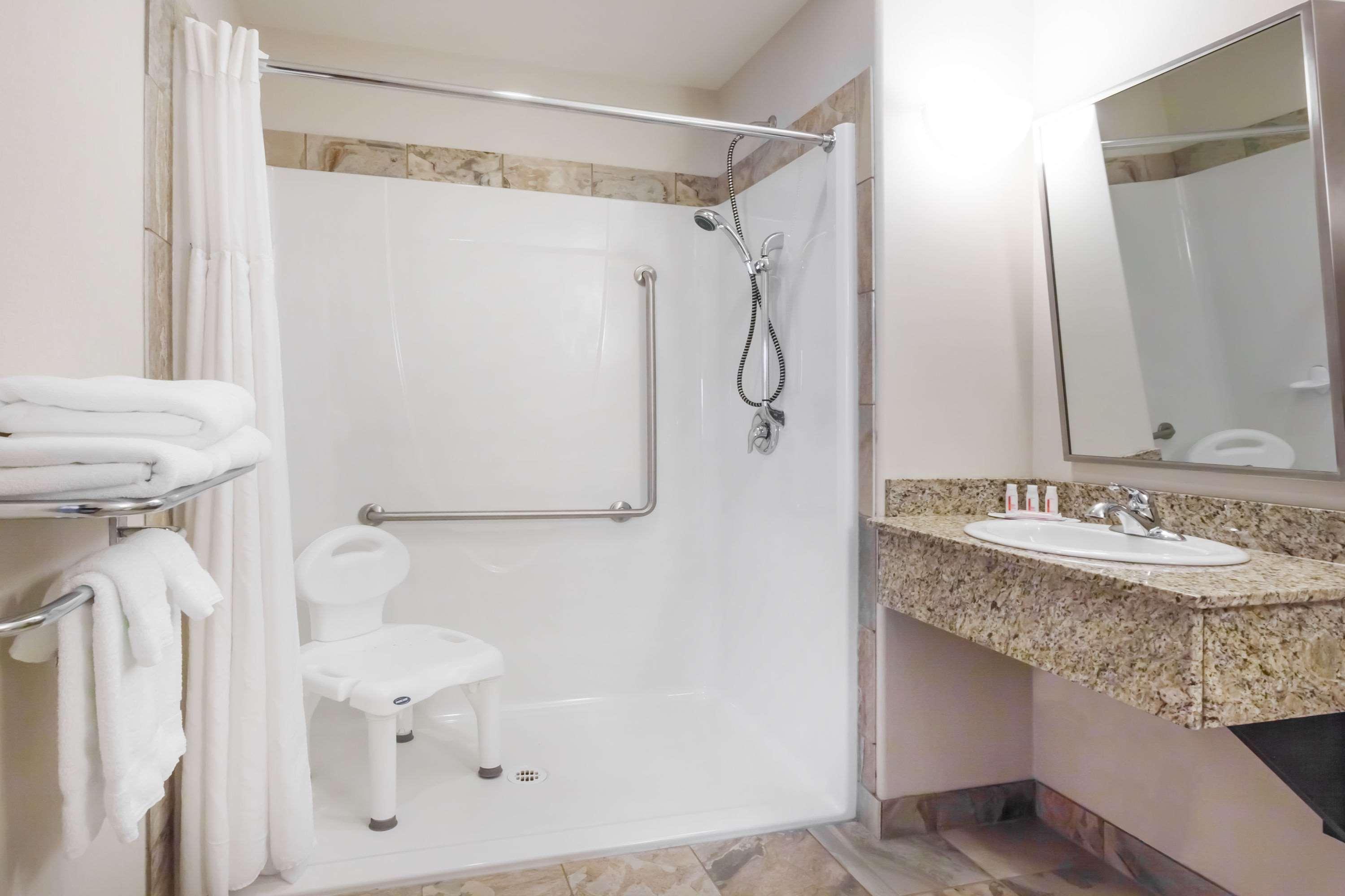 Ramada By Wyndham Creston Hotel Bagian luar foto