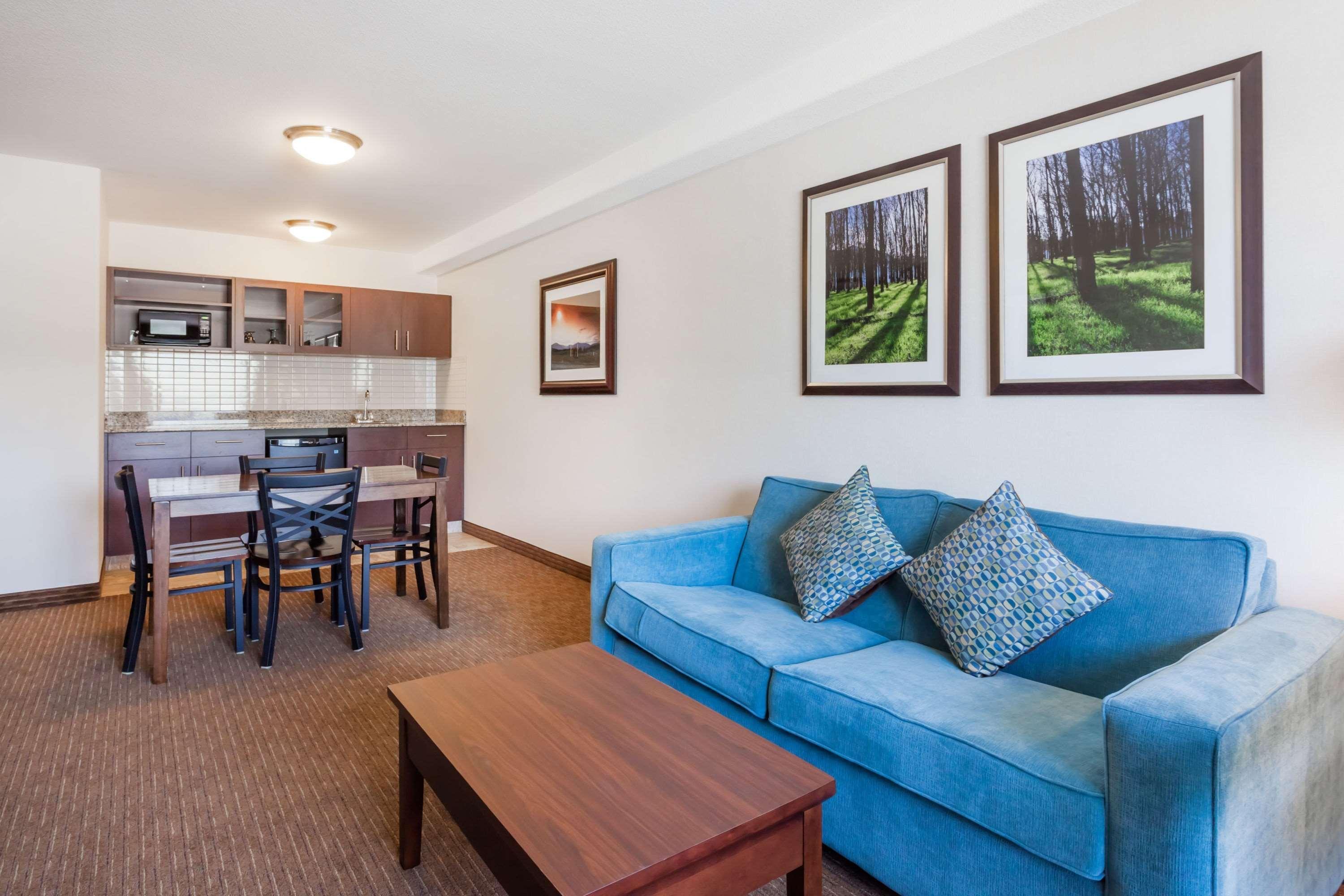 Ramada By Wyndham Creston Hotel Bagian luar foto