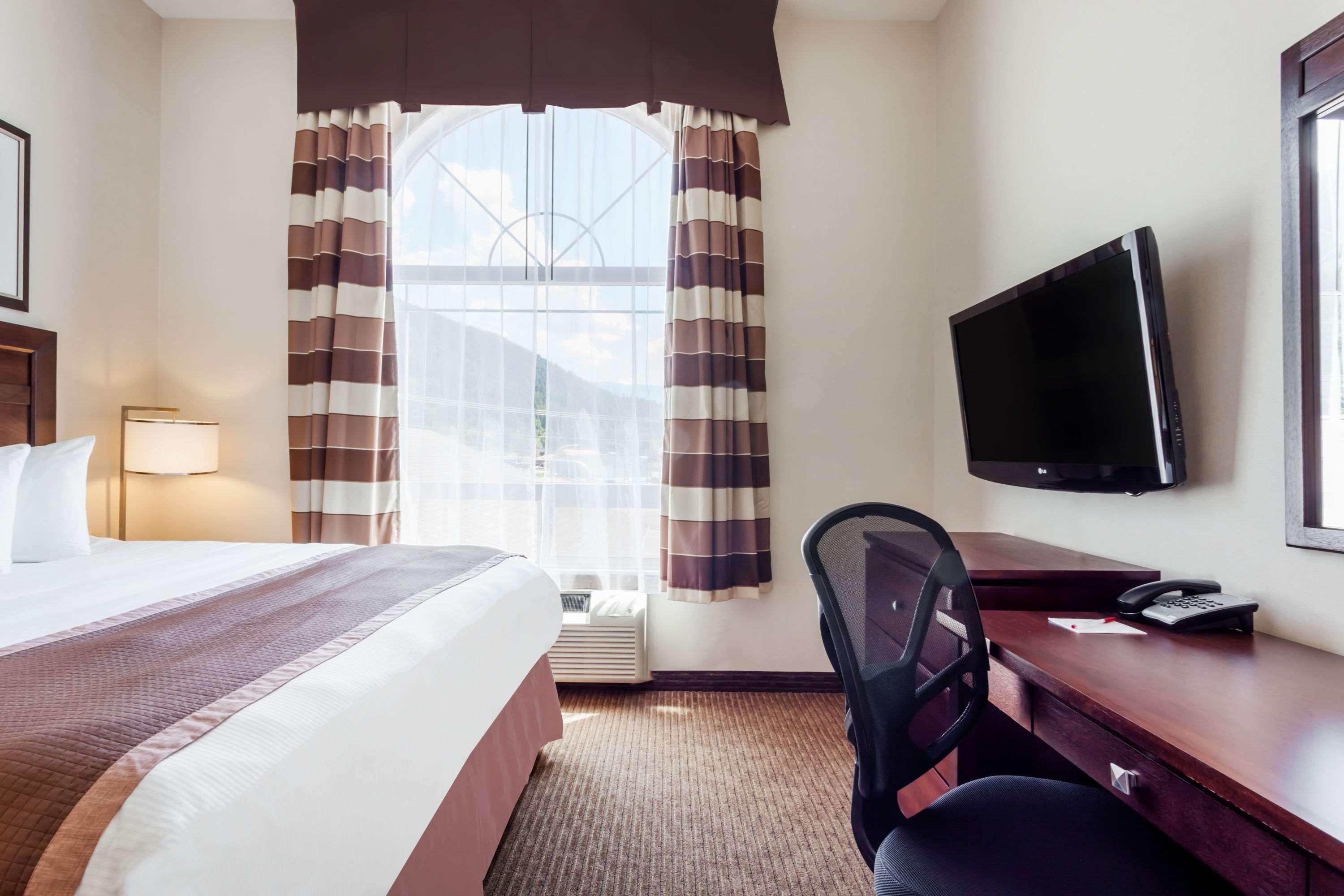 Ramada By Wyndham Creston Hotel Bagian luar foto