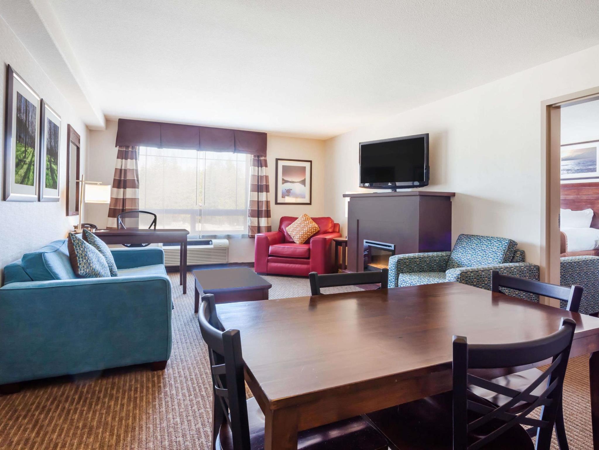 Ramada By Wyndham Creston Hotel Bagian luar foto