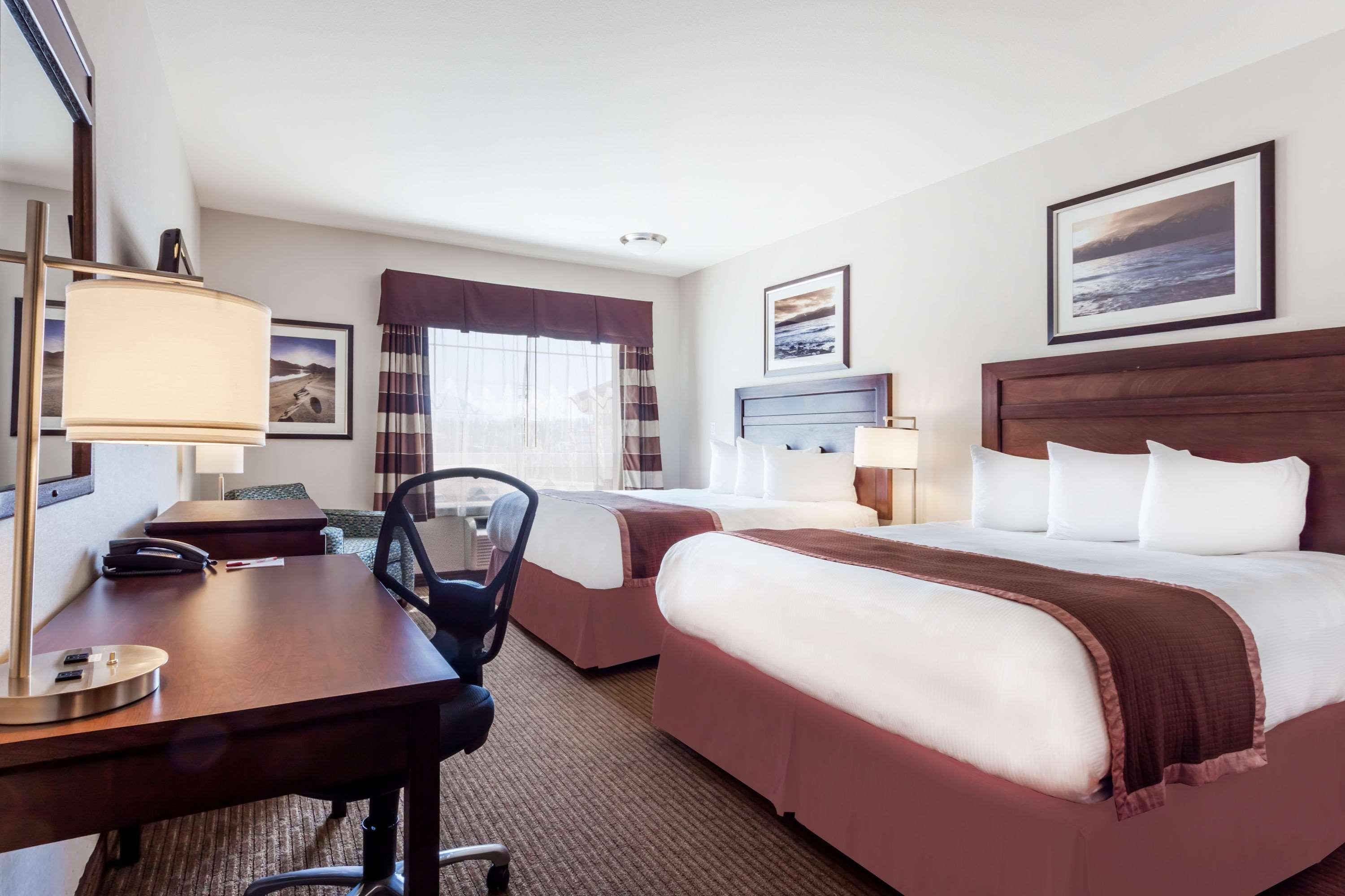 Ramada By Wyndham Creston Hotel Bagian luar foto