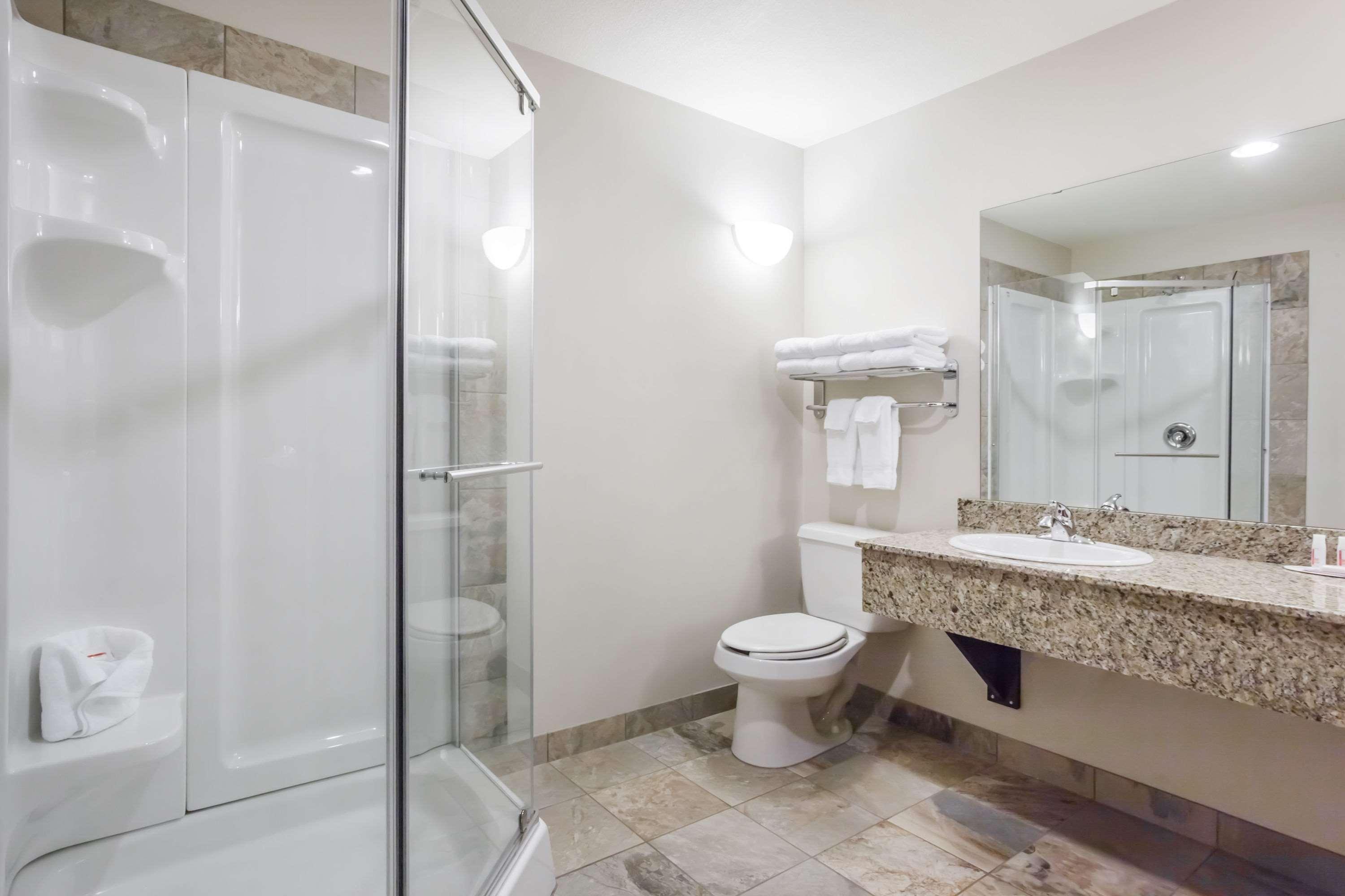 Ramada By Wyndham Creston Hotel Bagian luar foto