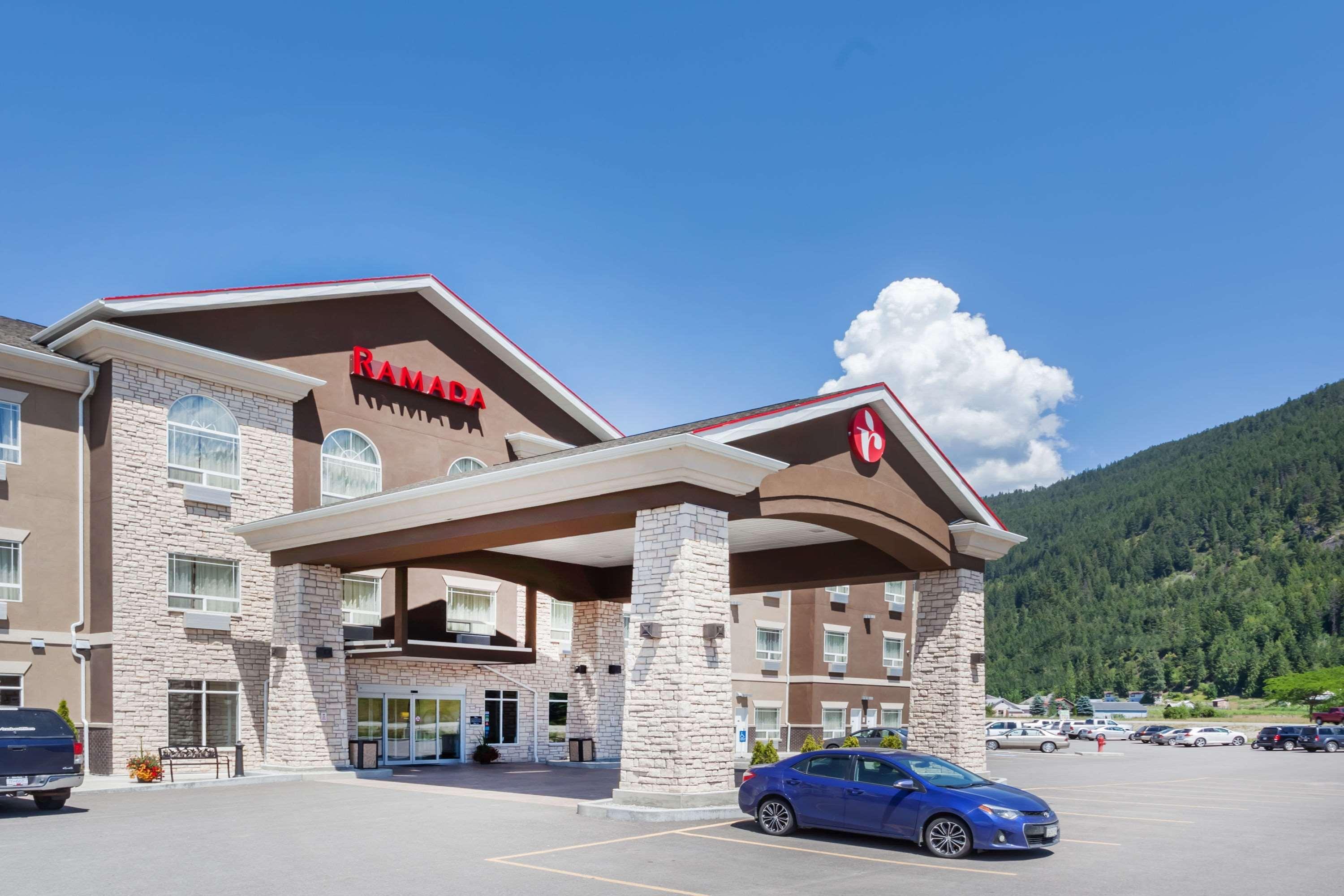 Ramada By Wyndham Creston Hotel Bagian luar foto