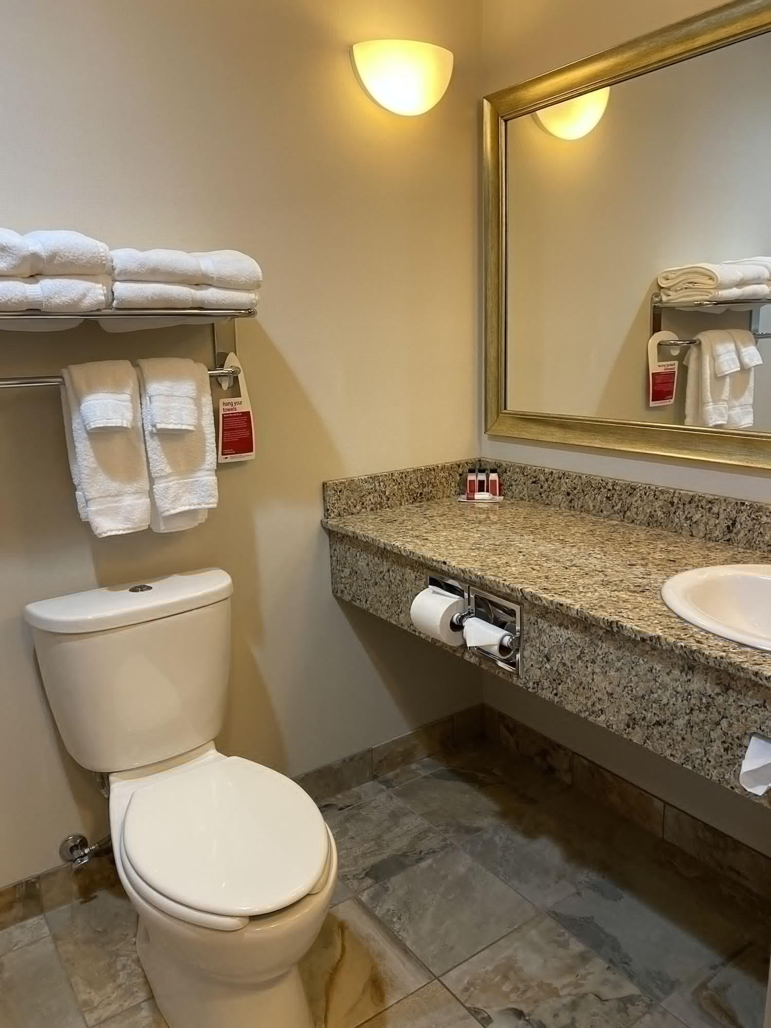 Ramada By Wyndham Creston Hotel Bagian luar foto