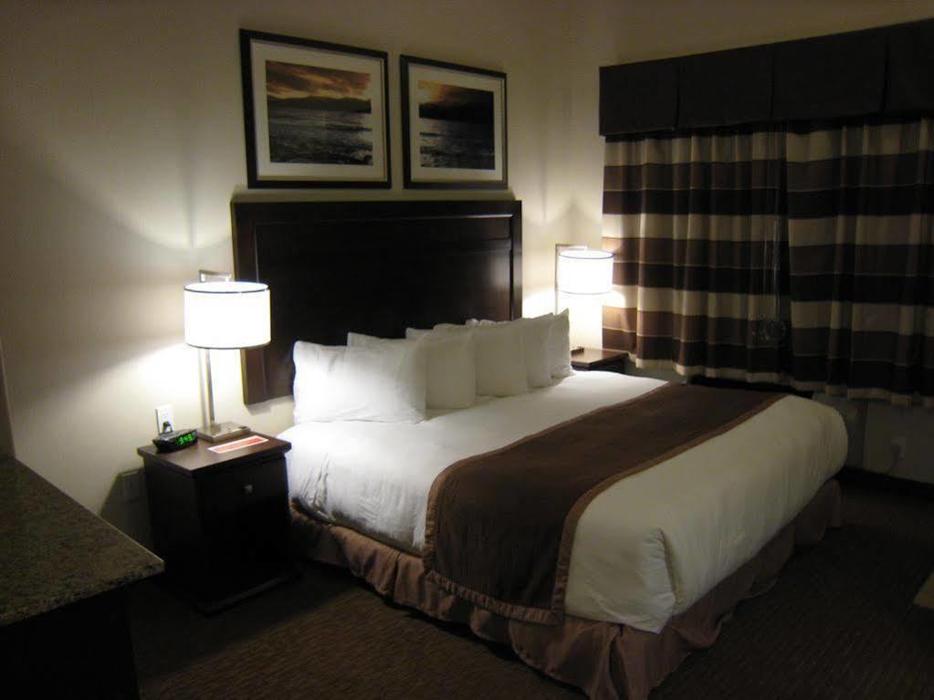Ramada By Wyndham Creston Hotel Bagian luar foto