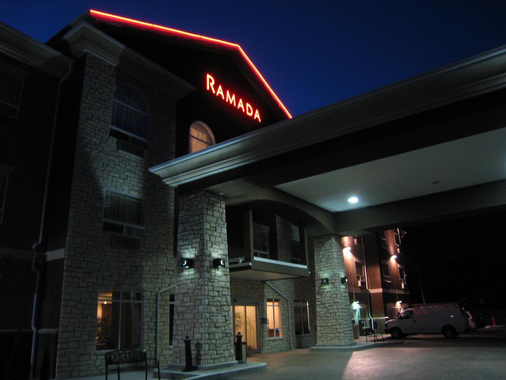 Ramada By Wyndham Creston Hotel Bagian luar foto
