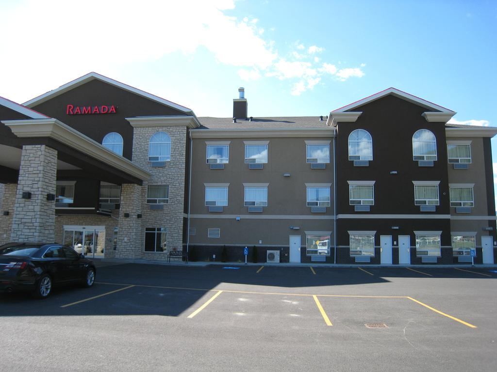 Ramada By Wyndham Creston Hotel Bagian luar foto