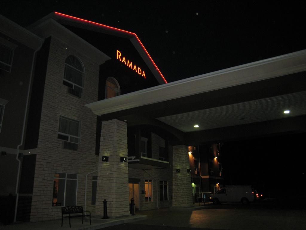 Ramada By Wyndham Creston Hotel Bagian luar foto