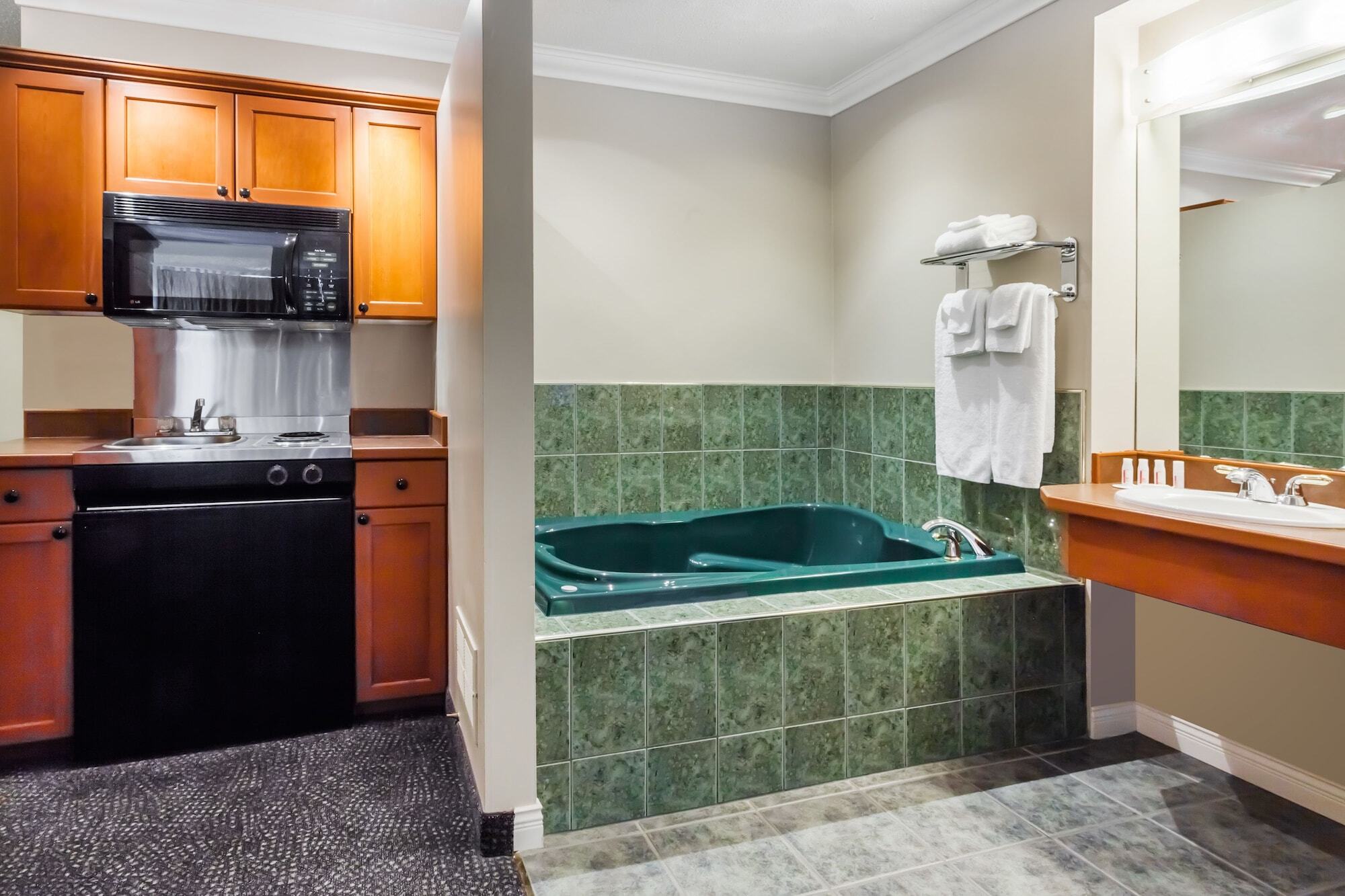 Ramada By Wyndham Creston Hotel Bagian luar foto