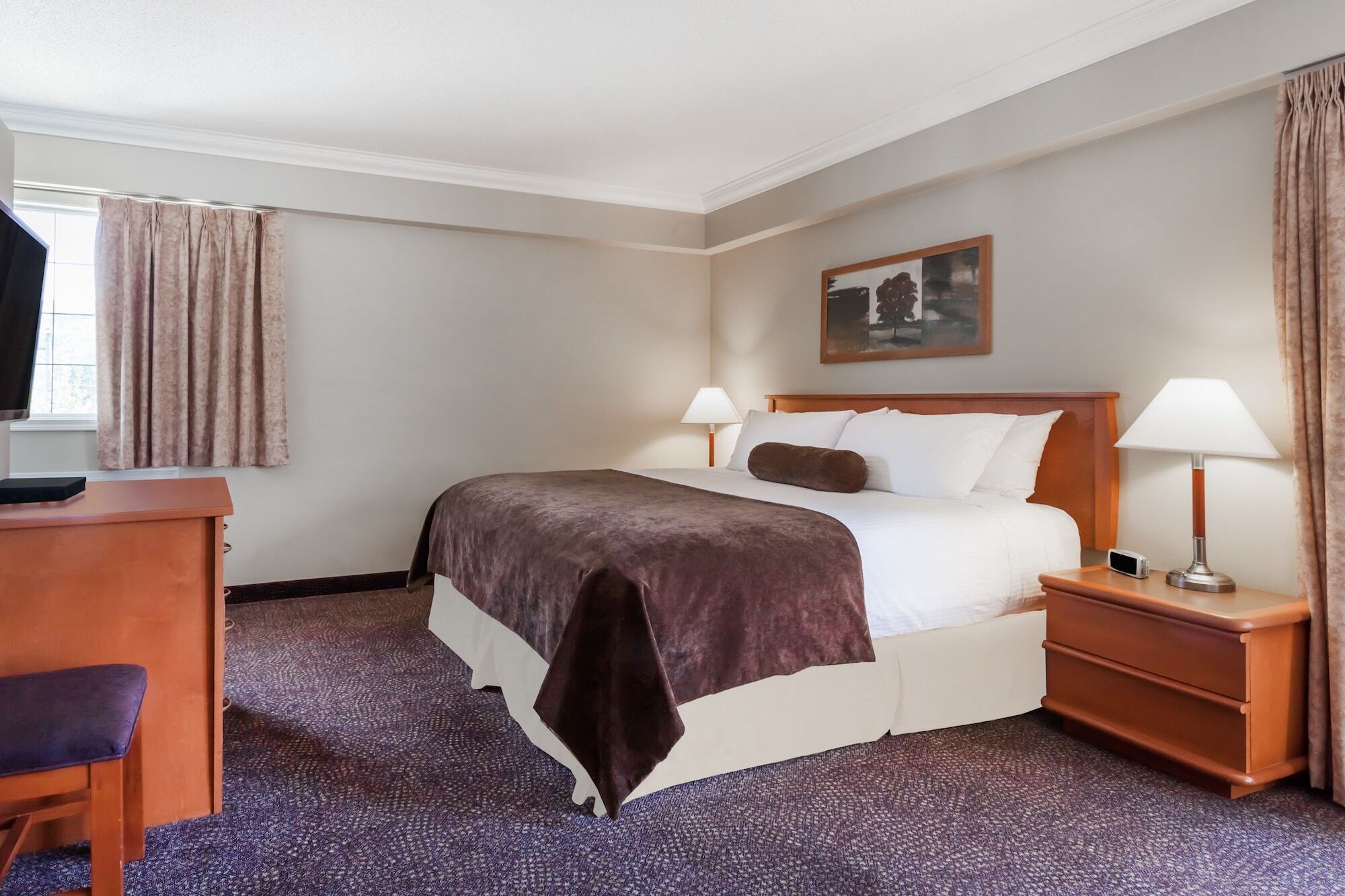 Ramada By Wyndham Creston Hotel Bagian luar foto