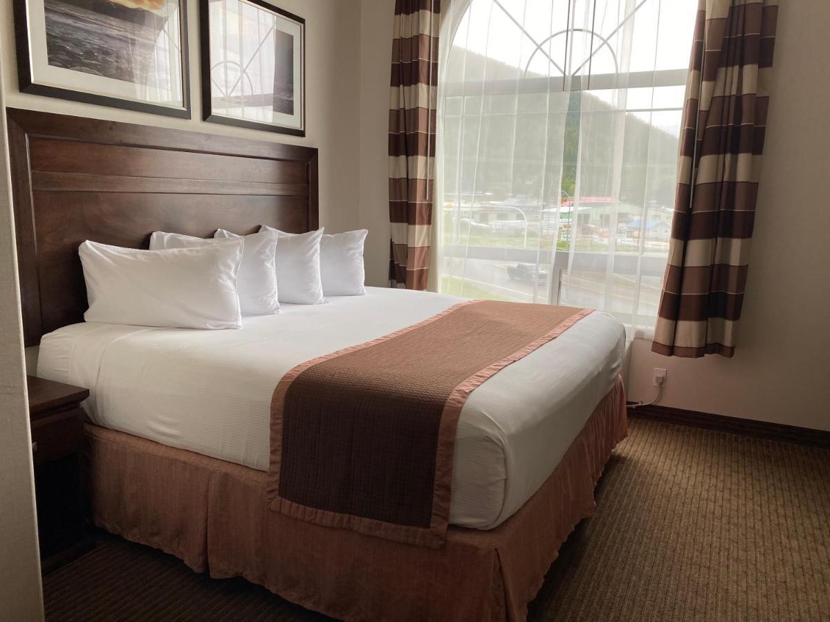 Ramada By Wyndham Creston Hotel Bagian luar foto
